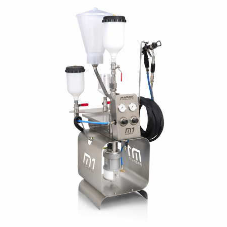 Farbspritzgerät M1 Premium mit Kopfstandpumpe, Edelstahlgestell, Auffangwanne und SATA RPS/HSM Kompatibilität – Profi Lackiergerät